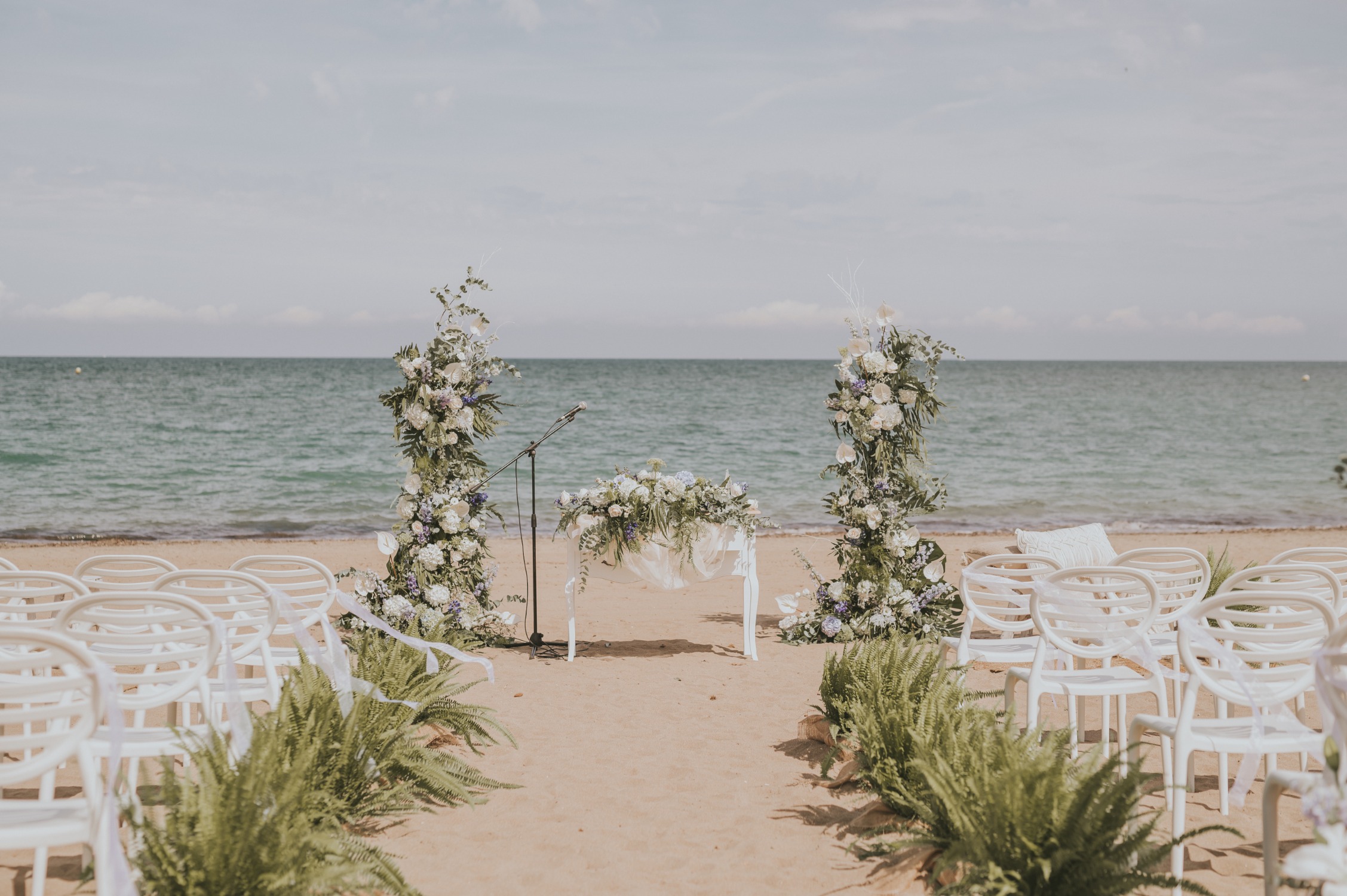Decoración floral para una boda frente al mar en Dénia: el arte de la alta floristería